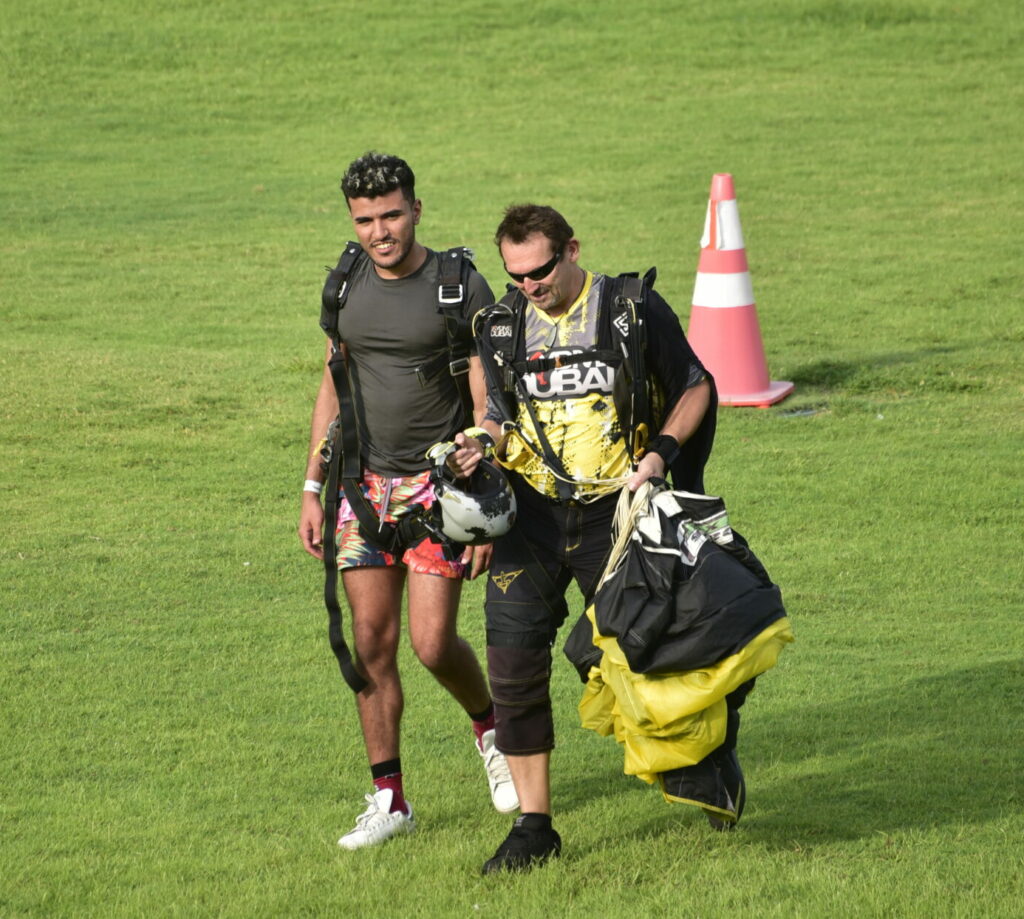 Moi et mon instructeur de parachutisme.